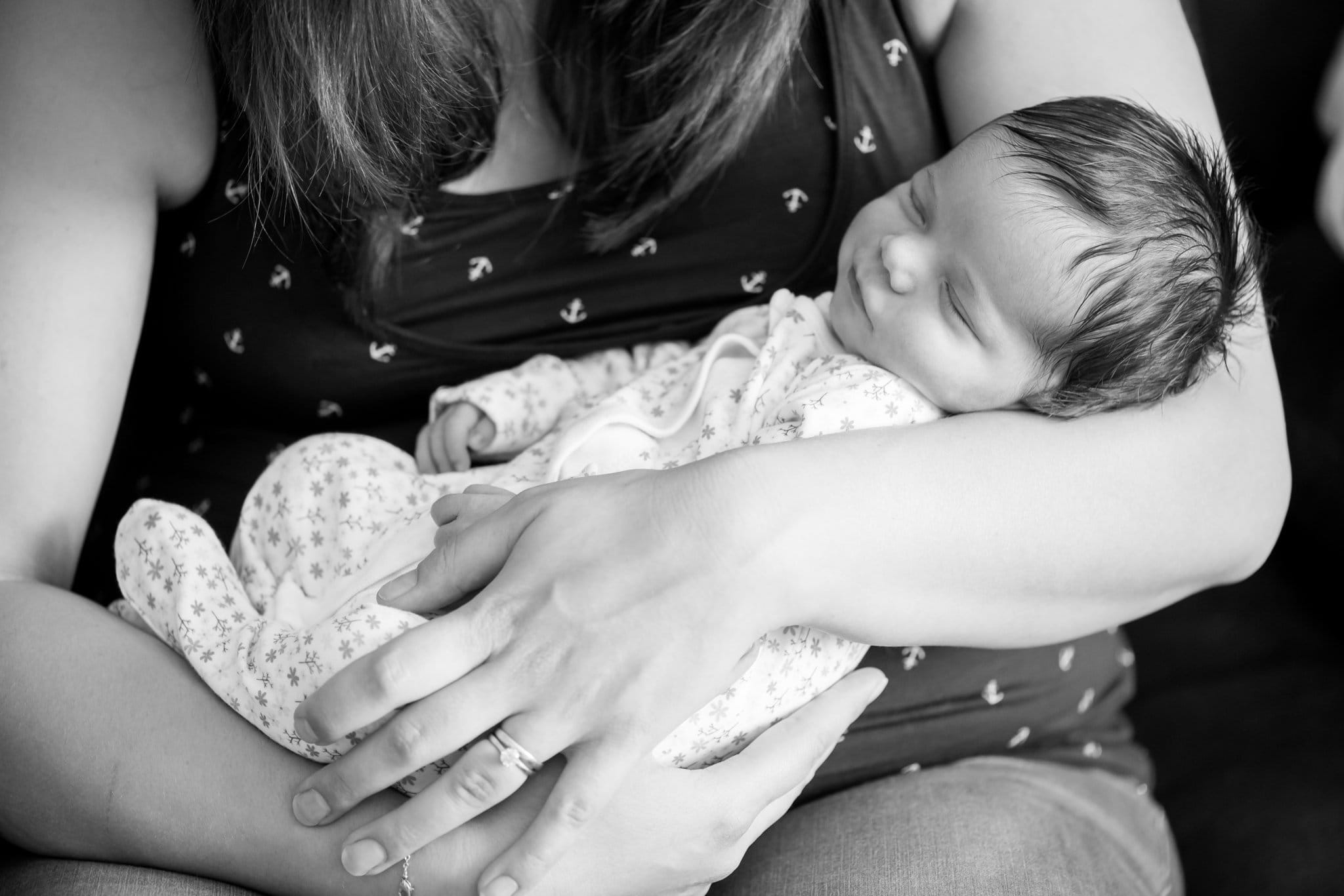 newborn photoshoot cuddles, family photo session