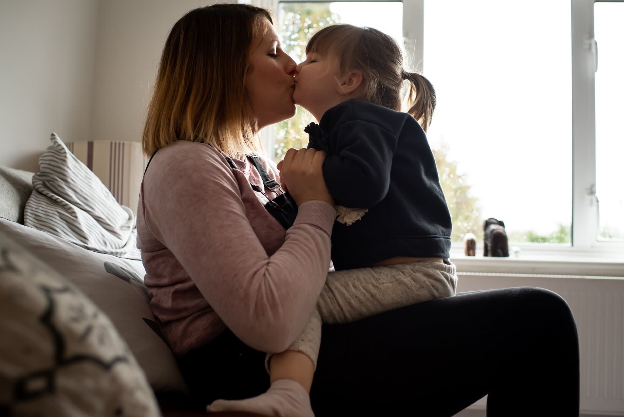 kisses for mummy, st albans family photoshoot, photos at home,