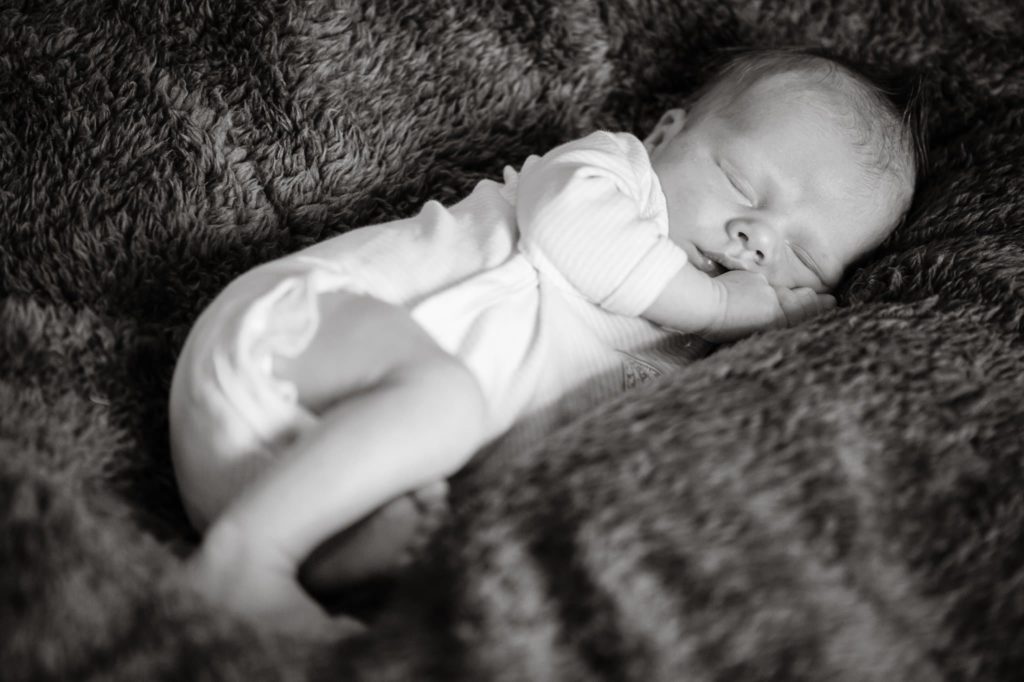 newborn photoshoot, sleepy baby, photos at home