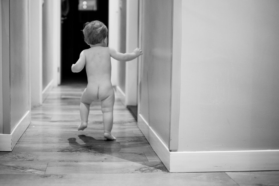 naked-kid running through house