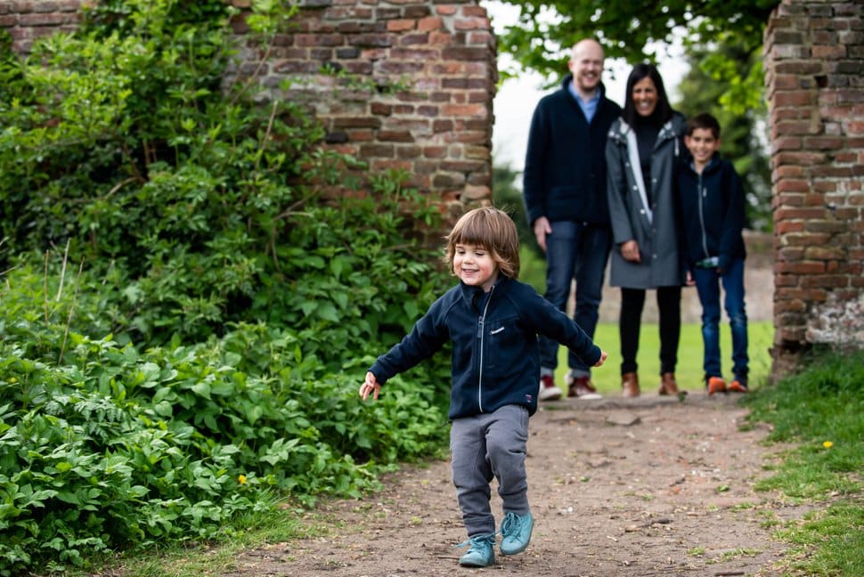 escaping-toddler-during-family-photoshoot