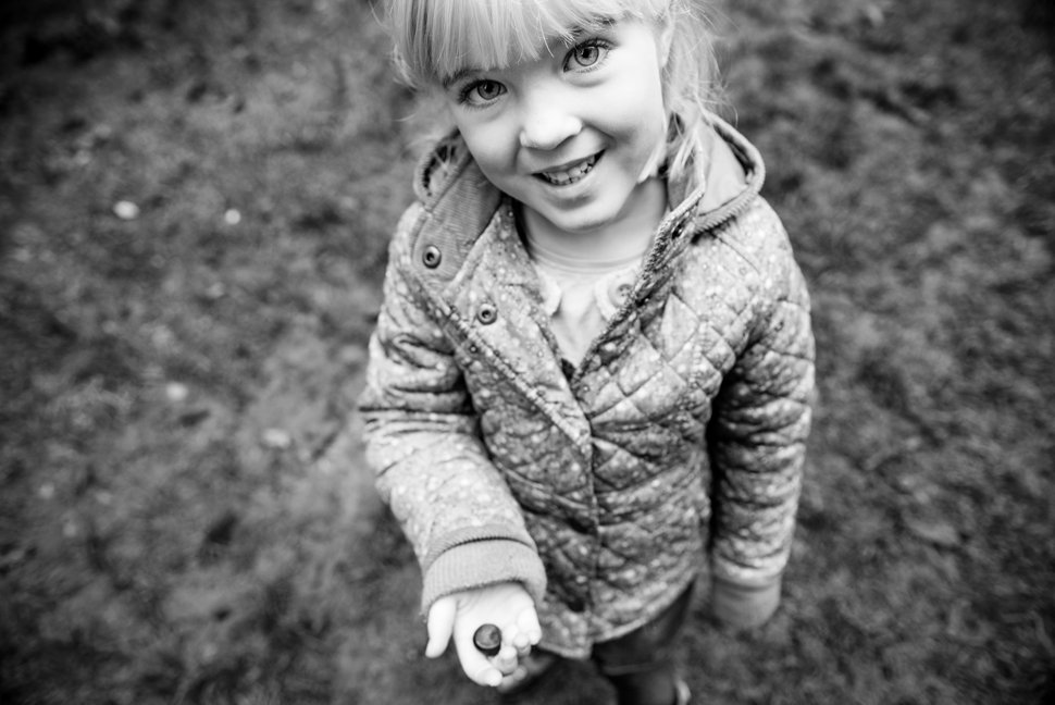 girl with conker in hertfordshire family photoshoot