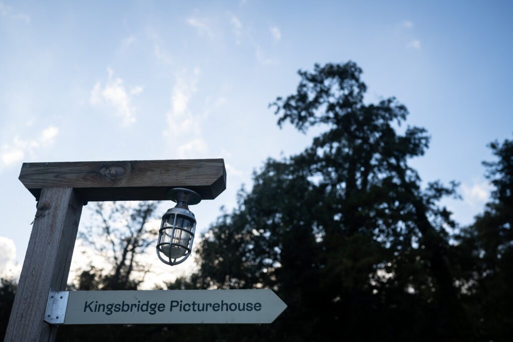 Sign pointing to Kingsbridge Estate at Tewinbury Farm