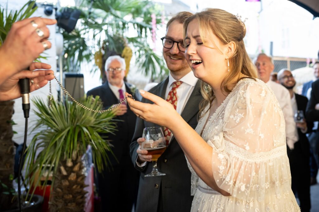 Bride overwhelmed to receive thoughtful gift from best woman during relaxed speeches