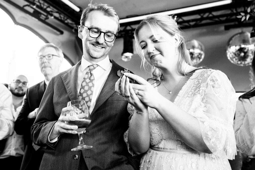 Bride overwhelmed to receive thoughtful gift from best woman during relaxed speeches